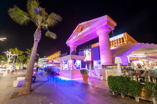 Boulevard Avenida de las Americas nella famosa città di Los Cristianos sull'isola canaria di Tenerife