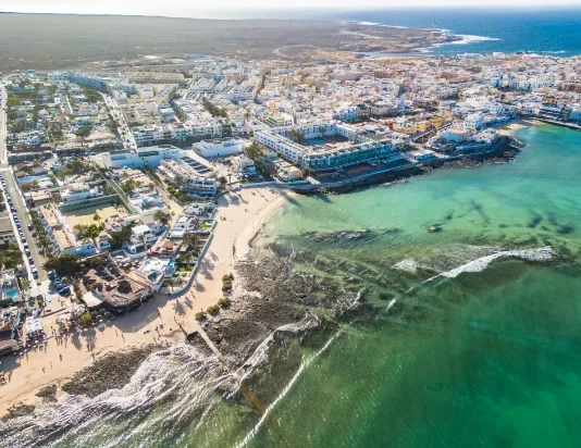 Trasferirsi a Fuerteventura: documenti, costi e zone migliori per lavorare o vivere di pensione