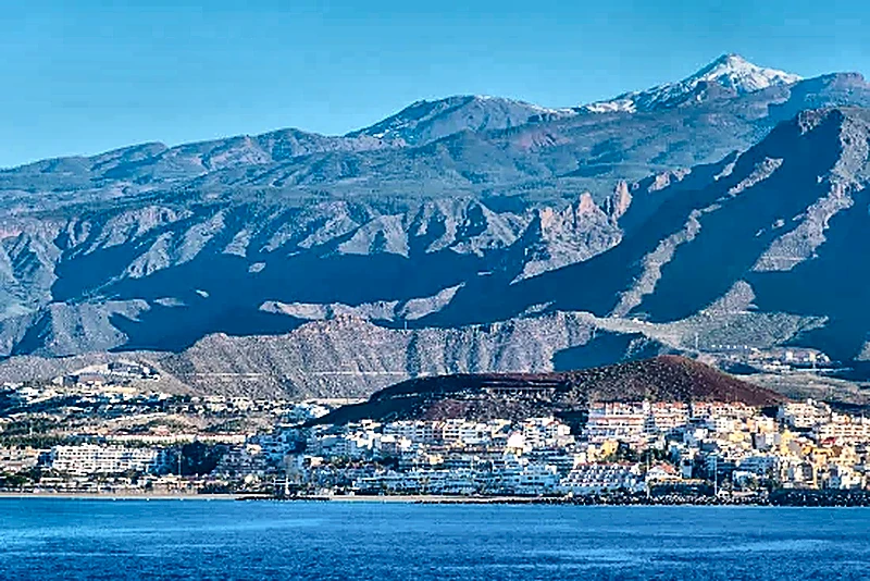 Los Cristianos con il Teide innevato sullo sfondo, Tenerife