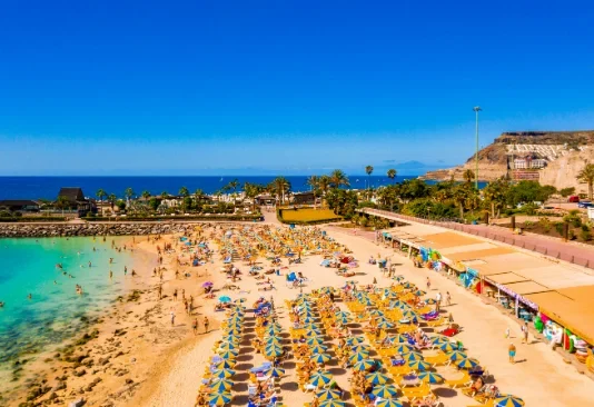 Playa de Amadores a Gran Canaria: mare tranquillo, servizi e passeggiata fino a Puerto Rico