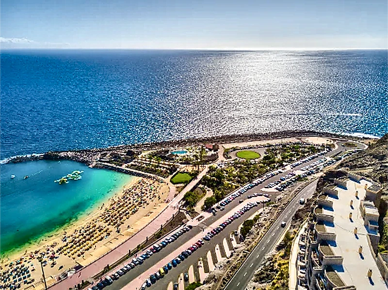 Sabbia chiara e acqua calma a Playa de Amadores, Gran Canaria