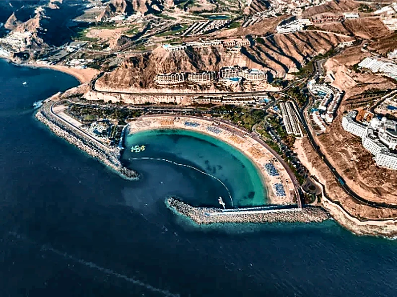 Lungomare e spiaggia di Amadores nel sud di Gran Canaria