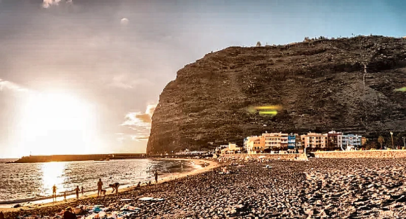 Tramonto sulla spiaggia e sul porto di Tazacorte