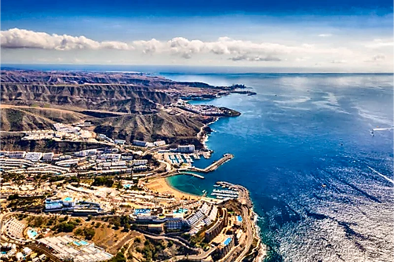 Vista dall’alto di Playa de Amadores e della costa di Mogán