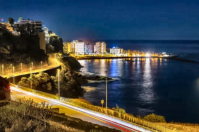 Lago Martiánez e Puerto de la Cruz in serata
