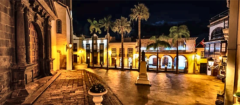 Piazza e chiesa nel centro di Santa Cruz de La Palma di sera