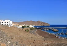 Gran Tarajal a Fuerteventura: spiaggia scura, murales, porto e vita locale lontano dai resort