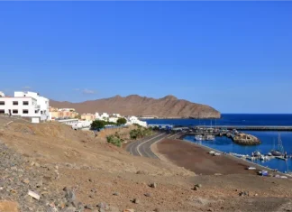 Gran Tarajal a Fuerteventura: spiaggia scura, murales, porto e vita locale lontano dai resort
