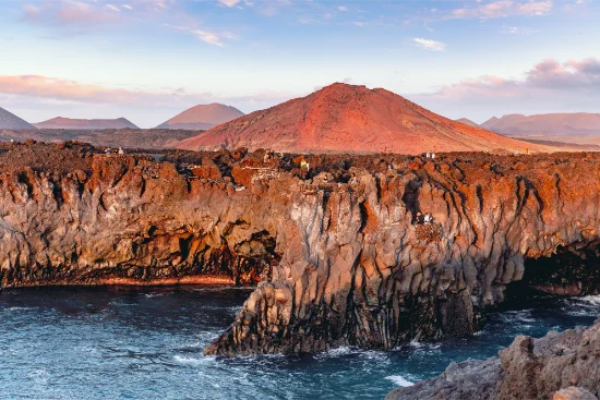 Grotte di lava di Los Hervideros nell'isola di Lanzarote, Isole Canarie