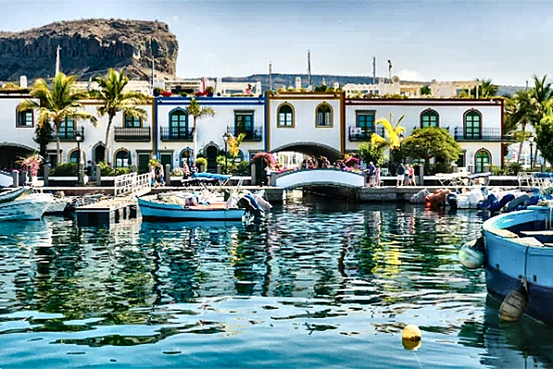 Porto e case di Puerto de Mogán
