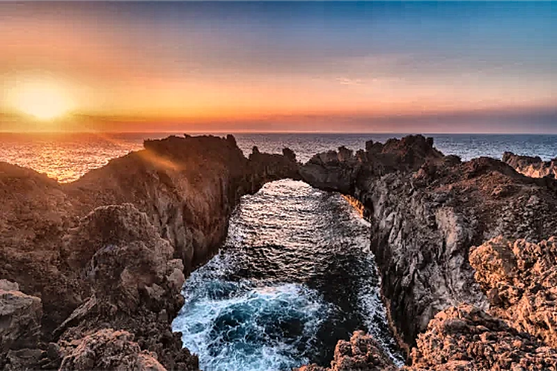 Arco naturale di Tosca a El Hierro al tramonto