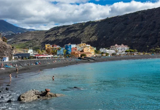 Tazacorte a La Palma: spiaggia nera, porto, centro storico e tramonti sulla costa ovest